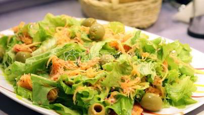 Салат из редиса с маслинами