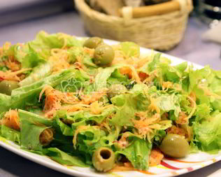 Салат из редиса с маслинами