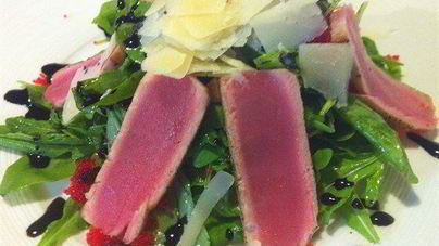 Салат из рукколы и тунца