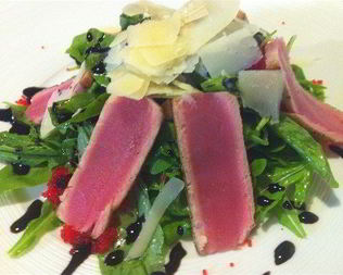 Салат из рукколы и тунца