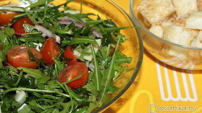 Салат из рукколы с сыром и черри