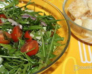 Салат из рукколы с сыром и черри