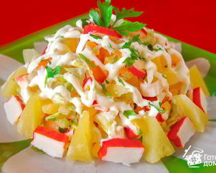 Салат Каприз с крабовыми палочками, кукурузой и пекинской капустой