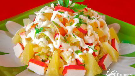 Салат Каприз с крабовыми палочками, кукурузой и пекинской капустой