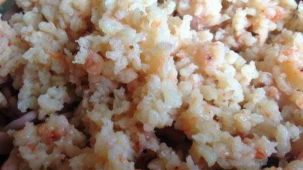 салат морской коктейль с красной икрой