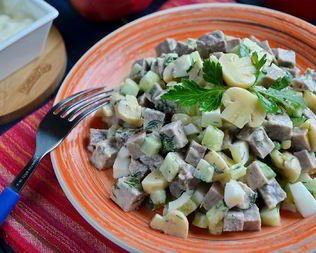 Салат с говяжьим языком и грибами