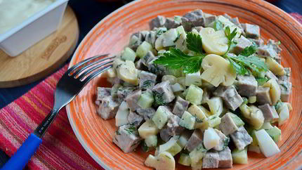 Салат с говяжьим языком и грибами