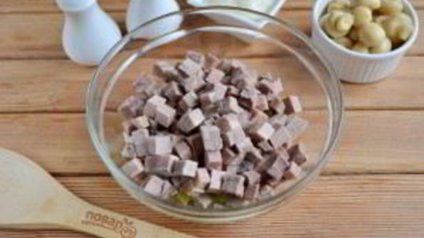 салат с говяжьим языком и грибами
