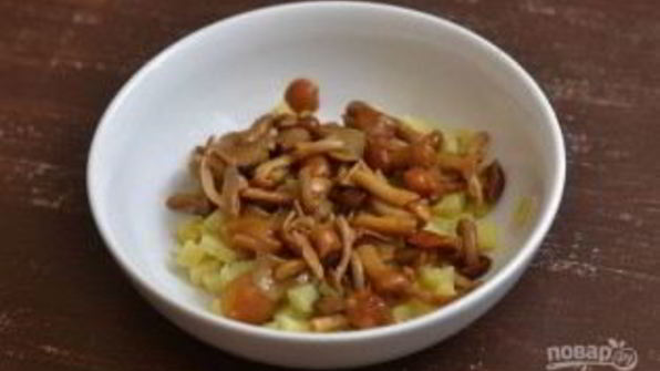 салат с грудкой и грибами