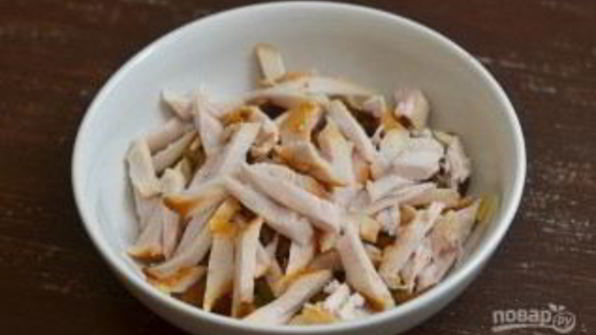 салат с грудкой и грибами