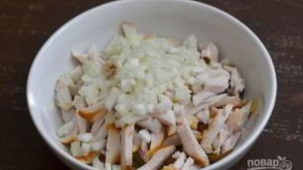 салат с грудкой и грибами