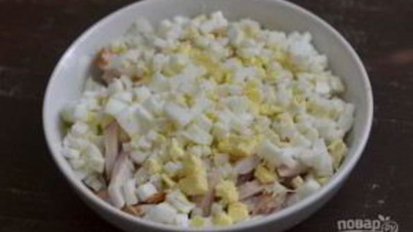 салат с грудкой и грибами