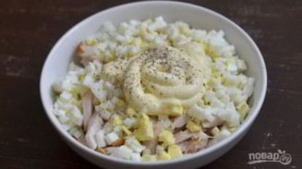 салат с грудкой и грибами