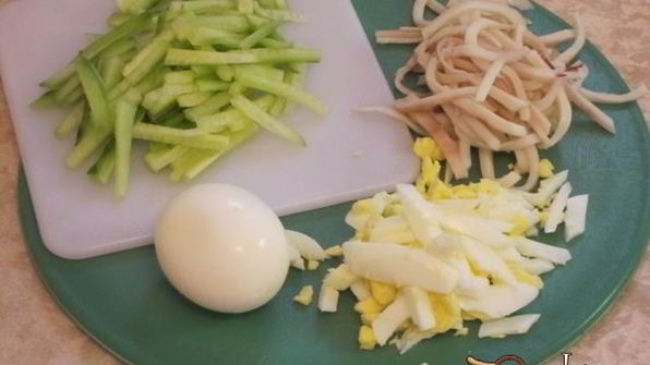 салат с кальмарами