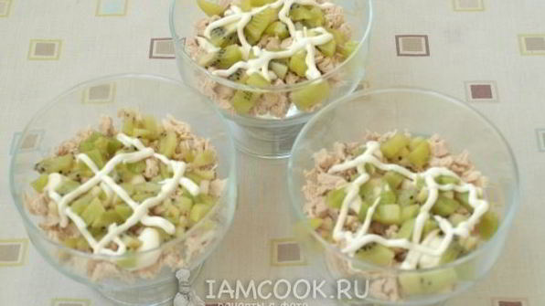 салат с киви и курицей