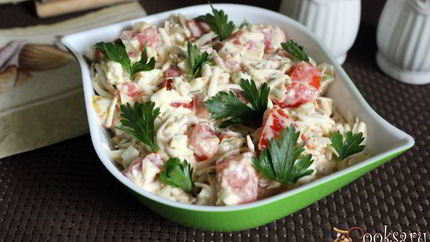 Салат с консервированным тунцом и плавленным сыром