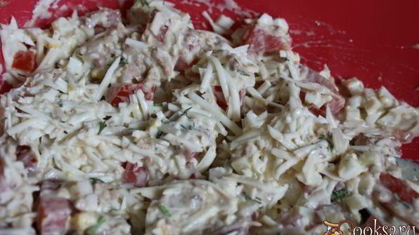 салат с консервированным тунцом и плавленным сыром