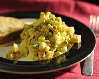 Салат с копченым куриным окорочком