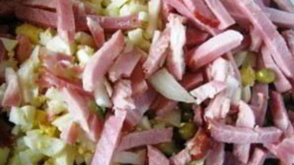 салат с копченым куриным окорочком