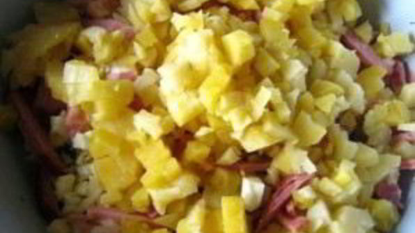 салат с копченым куриным окорочком