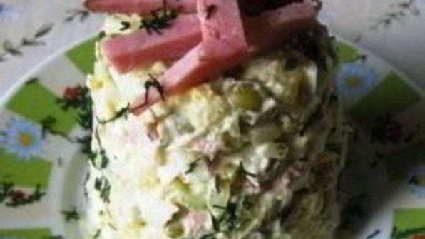 салат с копченым куриным окорочком