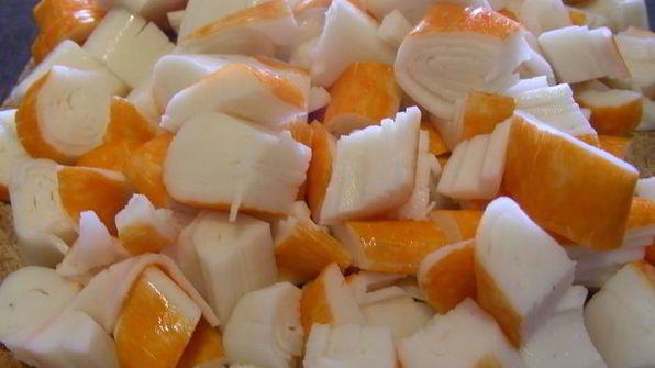 салат с крабовыми палочками и грибами