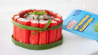 Салат с крабовыми палочками и йогуртовой заправкой