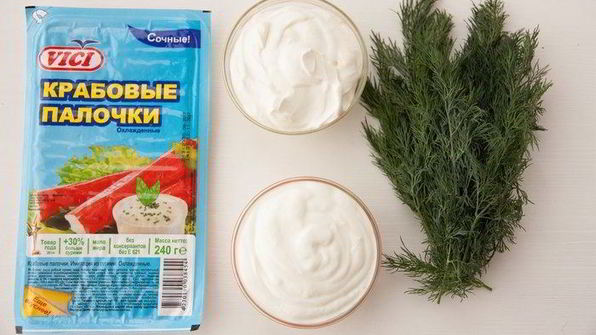 салат с крабовыми палочками и йогуртовой заправкой