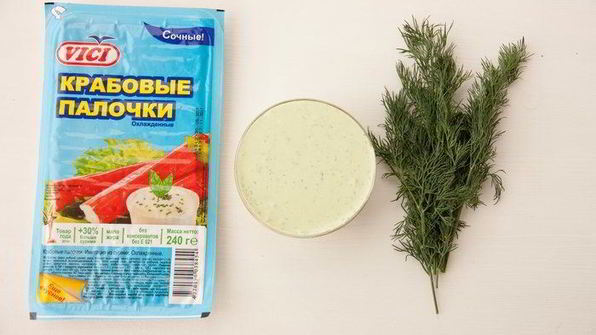 салат с крабовыми палочками и йогуртовой заправкой