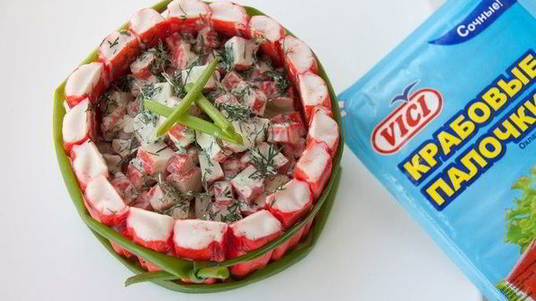 салат с крабовыми палочками и йогуртовой заправкой