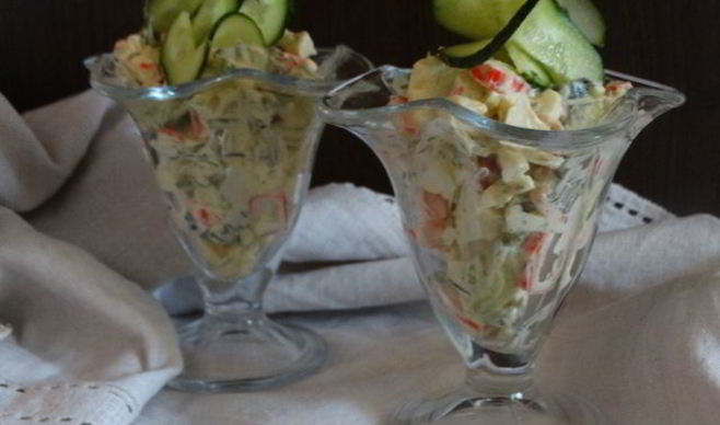 Салат с крабовыми палочками и сыром чечил