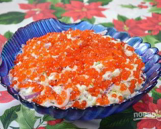 Салат с красной рыбой и икрой