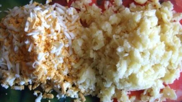 салат с креветками и красной икрой