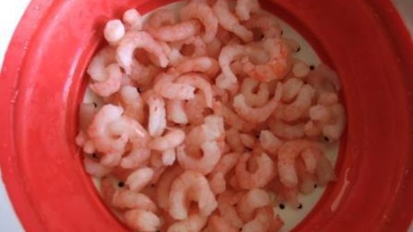 салат с креветками и красной икрой