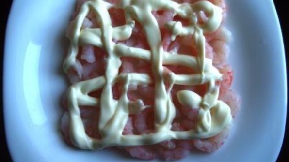 салат с креветками и красной икрой