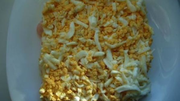 салат с креветками и красной икрой