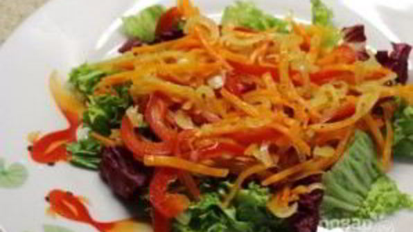 салат с креветками и овощами