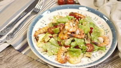Салат с креветками и помидорами