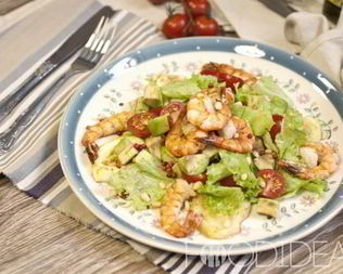 Салат с креветками и помидорами