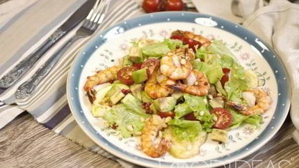 Салат с креветками и помидорами