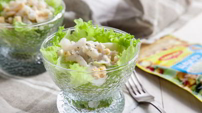 Салат с креветками, сухариками и яйцами