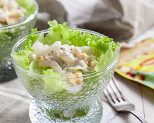 Салат с креветками, сухариками и яйцами