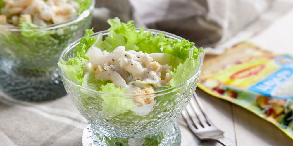 Рецепт салат с креветками, сухариками и яйцами