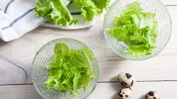 салат с креветками, сухариками и яйцами