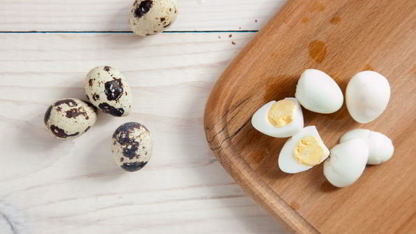 салат с креветками, сухариками и яйцами