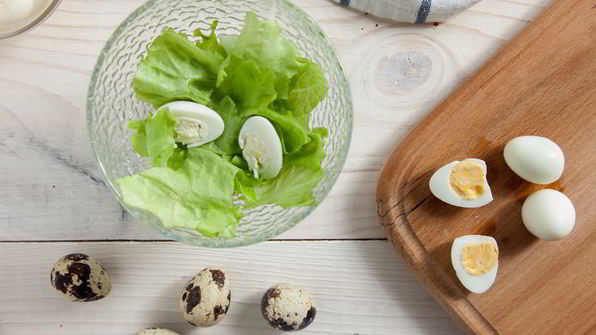 салат с креветками, сухариками и яйцами