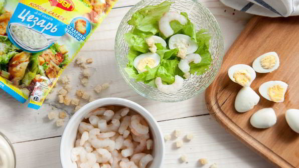 салат с креветками, сухариками и яйцами