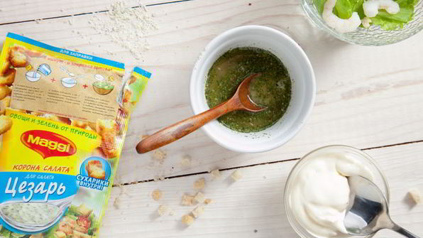 салат с креветками, сухариками и яйцами