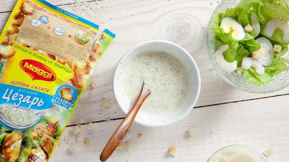 салат с креветками, сухариками и яйцами