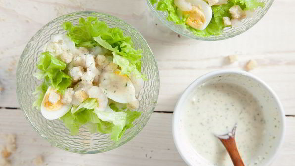 салат с креветками, сухариками и яйцами